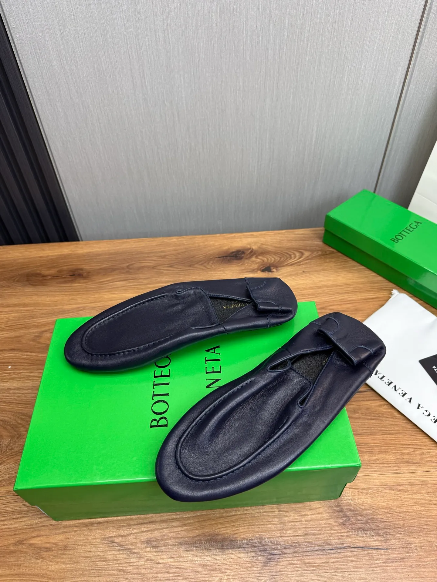 Men's men's shoes💰480💰BV-popular wallet shoes👟Casual, fashionable and comfortable🔗Good travel partner✅Original cowhide + imported cowhide. Original rubber outsole, available all year round👏Size: 38-45 (38.45 custom-made, non-returnable)